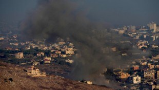 Israelische Kampfflugzeuge sollen knapp zwei Dutzend Angriffe im Süden Libanons geflogen sein. ...