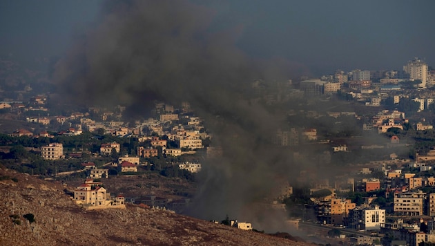 Israeli warplanes are said to have flown almost two dozen attacks in southern Lebanon. Pictured: Kfar Roummane in the south of Lebanon (Bild: AP)