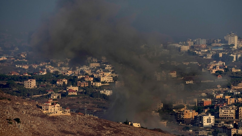 Israeli warplanes are said to have flown almost two dozen attacks in southern Lebanon. Pictured: Kfar Roummane in the south of Lebanon (Bild: AP)