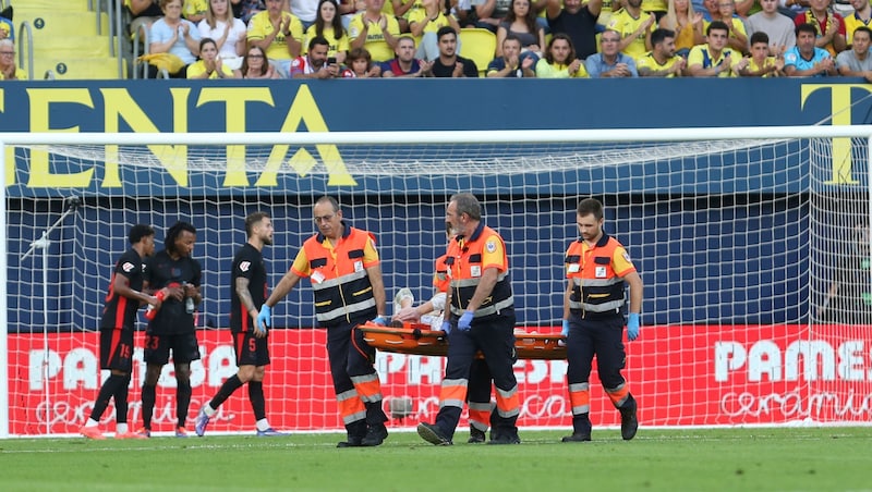 Marc-Andre ter Stegen musste abtransportiert werden. (Bild: Alberto Saiz)