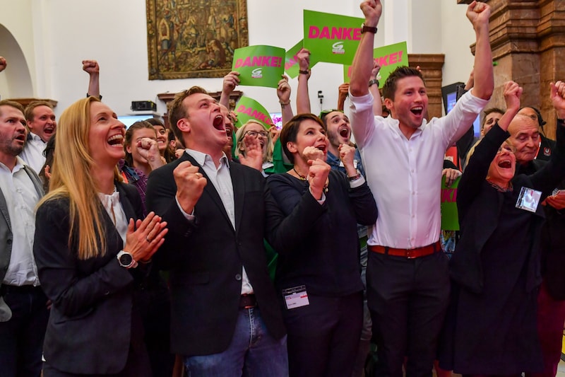 Räumten 2019 ab und saßen dann in der Regierung: Am Foto OÖ-Grünen-Chef Stefan Kaineder mit seinen Mitstreitern.  (Bild: Dostal Harald/© Harald Dostal)