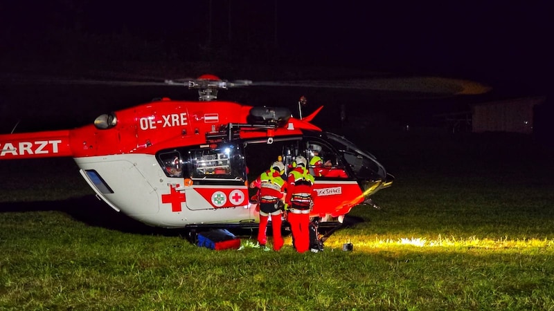 The rescue helicopter was finally able to rescue the family. (Bild: Bergrettung)