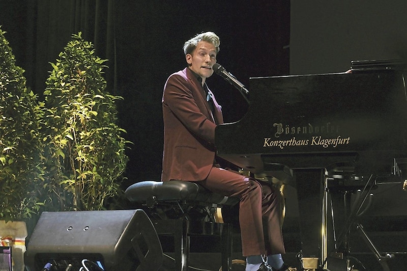 Musician Simon Stadler brought Udo Jürgens to life with his voice. (Bild: Evelyn Hronek/EVELYN HRONEK)