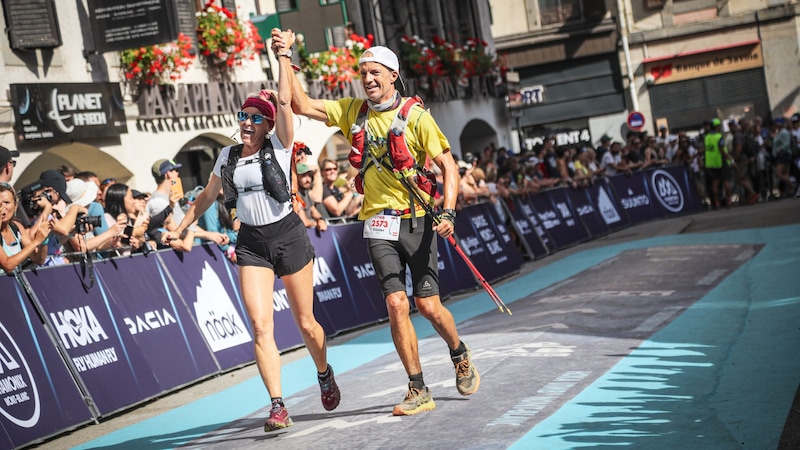 Überglücklich lief Triebel mit Gattin Martina ins Ziel. (Bild: Sportograf Digital Solutions GmbH)