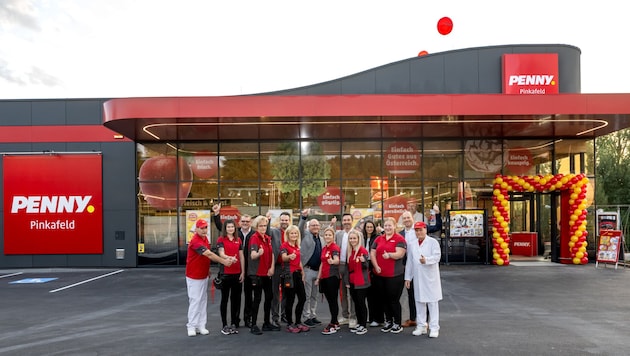 Das Team von Penny Pinkafeld freut sich über die neu eröffnete Filiale. (Bild: Robert Harson)