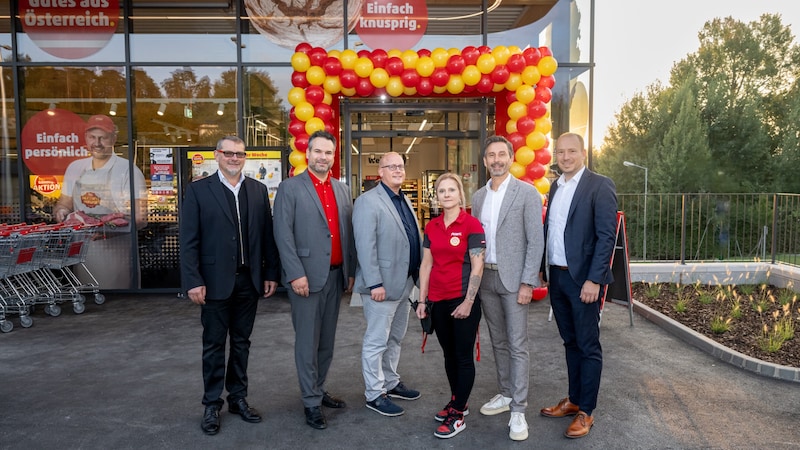 Rayonsleiter Fleisch Thaddäus Wiesinger, Rayonsleiter Peter Pfeifer, Vertriebsdirektor Niko Karras, Filialleiterin Jennifer Pacher-Prasch, Verkaufsleiter Patrik Opressnig, Verkaufsleiter Fleisch Thomas Ruhmer (v.l.n.r.) (Bild: Robert Harson)