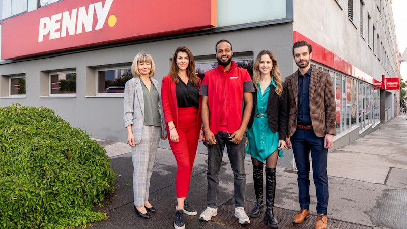 Fleisch-Frischebetreuerin Annemarie Haibl, Verkaufsleiterin Sara Kotb, Filialleiter Muuse Ahmed, Rayonsleiterin Leonie Stefan, Rayonsleiter Hassan Alnaser (v.l.n.r.) (Bild: Robert Harson)