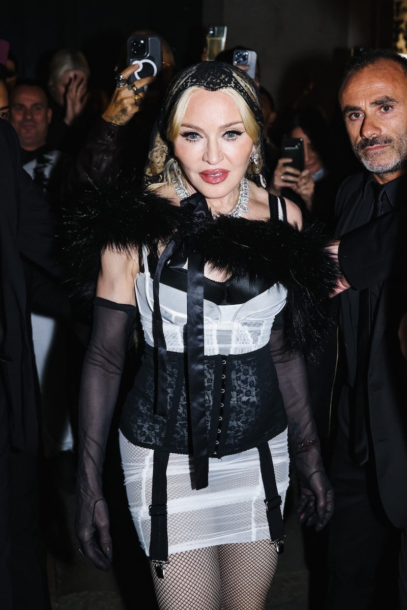 Madonna in a layered lingerie look (Bild: picturedesk.com/Alessandro Bremec / PA)