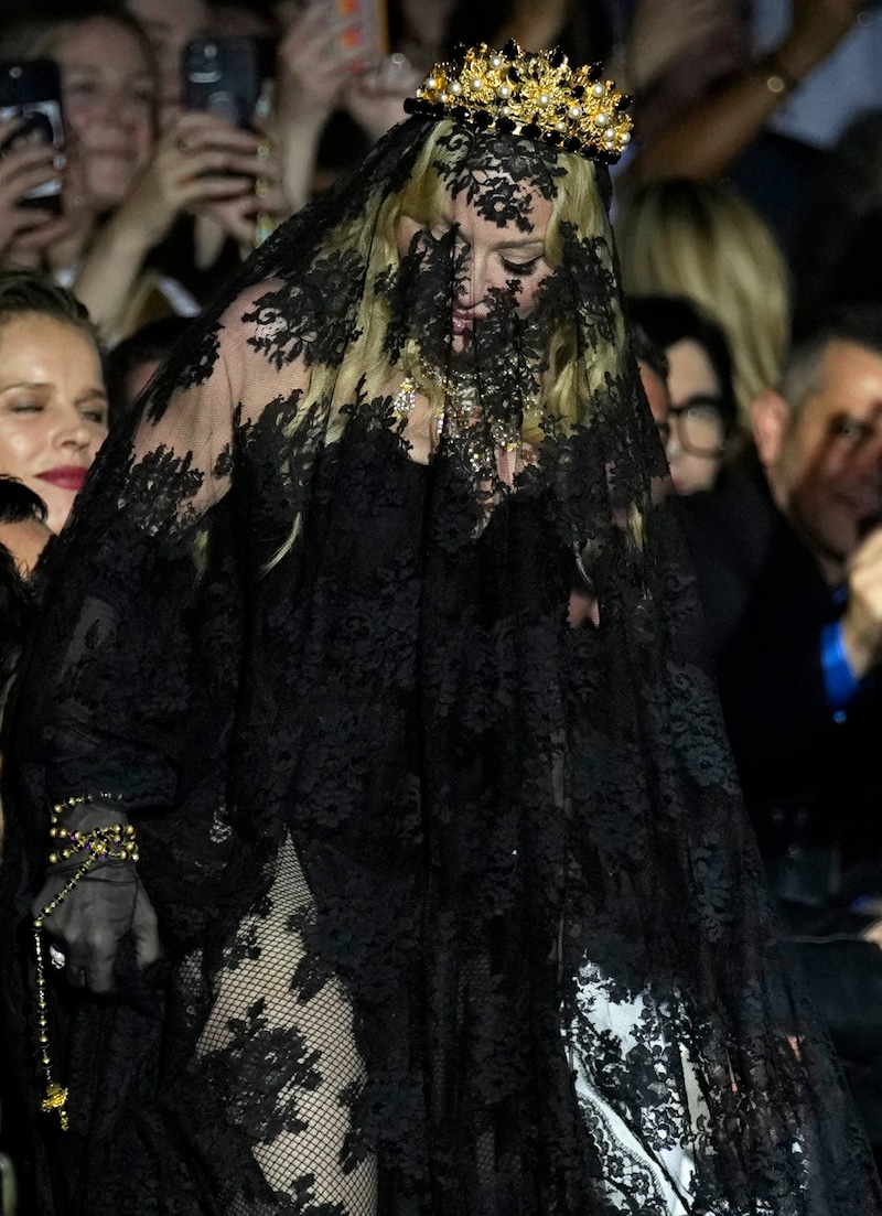 Madonna in a full-body veil at the Dolce &amp; Gabbana fashion show (Bild: AP ( via APA) Austria Presse Agentur/Antonio Calanni)