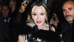 Madonna hält mit ihrer Meinung zum Wahlausgang nicht hinterm Berg und verspeiste einen Kuchen mit der Aufschrift „Fuck Trump“. (Bild: picturedesk.com/Alessandro Bremec / PA)