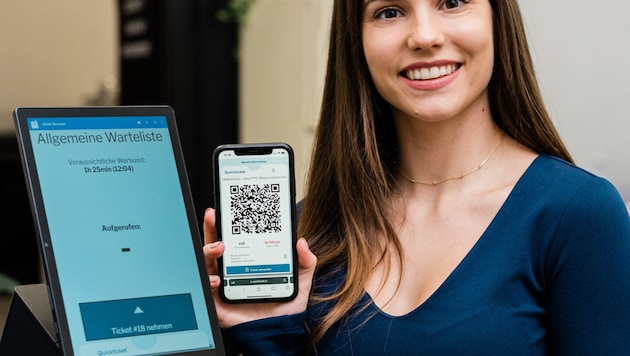 Founder Katharina Feiertag in front of the ticket machine at a practice (Bild: createju)