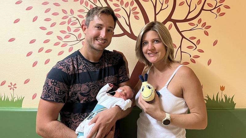 The young mother Melissa, who was rescued from the flood by helicopter, and her father Florian, who made his way through the flood to the hospital, overjoyed with their son Noah (Bild: Privat Familie Schwimmer)