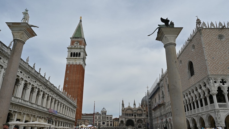 The lion statue thorns on a granite pillar on St. Mark's Square. (Bild: APA/AFP )