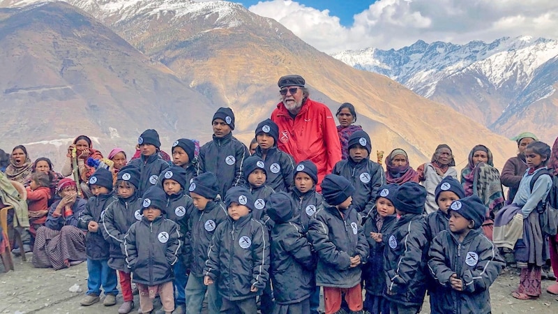 Help for young and old: caps and anoraks produced in Nepal also support the infrastructure of the "land above the clouds". (Bild: Frizzey Light)