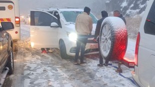 Ungewohnte Bilder aus Afrika – die Autos sind für derlei Schneemassen nicht ausgerüstet.