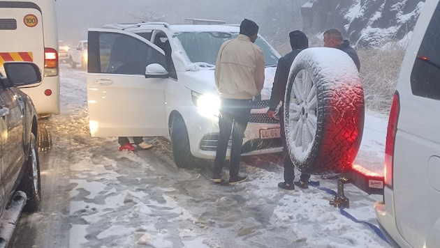 Ungewohnte Bilder aus Afrika – die Autos sind für derlei Schneemassen nicht ausgerüstet. (Bild: AFP/Grant Bruce Cameron-Ellis)