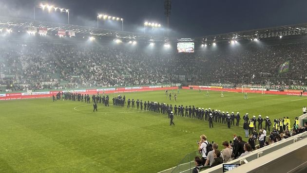 More police officers than players on the pitch: the Vienna derby once again went down in history as one of disgrace. (Bild: APA/EDGAR SCHÜTZ)