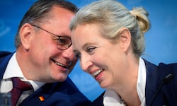Die AfD-Parteispitze strahlt aktuell um die Wette.