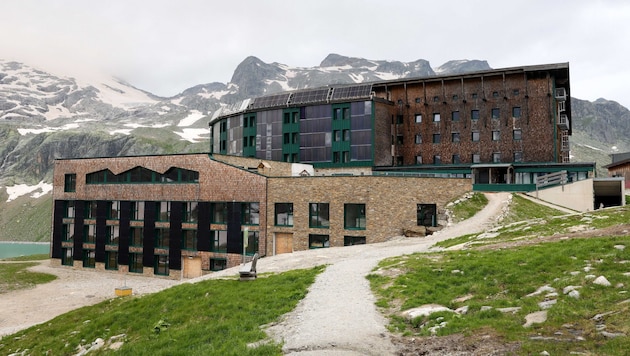 Über den Winter ist die Rudolfshütte in der Weißseegletscherwelt in Uttendorf noch in Betrieb.  (Bild: Roland Hölzl)