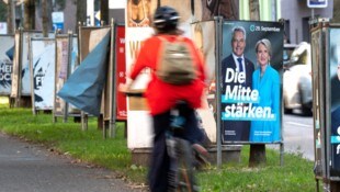 Die ÖVP hat am Montag eine neue Plakatwelle für die Nationalratswahl am Sonntag präsentiert. (Bild: AFP)