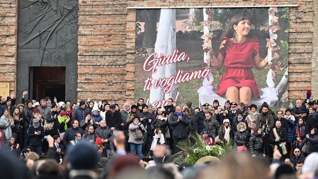 Hundreds of people attended Giulia C.'s funeral. (Bild: AFP)