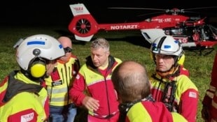 Das Team des RK-2 rettete die drei Deutschen in der Nacht aus steilstem Gelände. (Bild: ARA-Flugrettung)