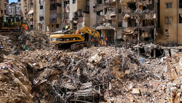 Rescue workers search through the rubble looking for missing people in the southern suburbs of Beirut. (Bild: AP ( via APA) Austria Presse Agentur/Hassan Ammar)