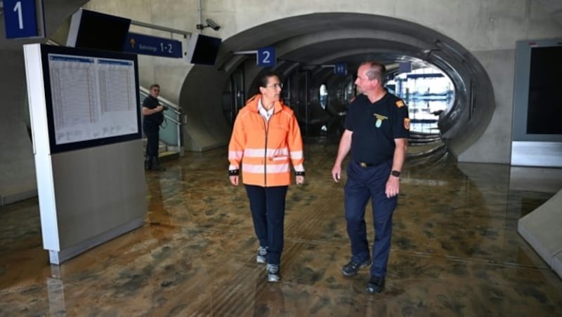 Board member of ÖBB-Infrastruktur AG Judith Engel and district fire brigade commander Christian Burkhart (Bild: APA/HELMUT FOHRINGER)