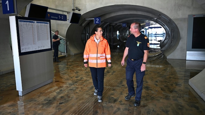 Vorständin der ÖBB-Infrastruktur AG Judith Engel und Bezirksfeuerwehrkommandant Christian ...