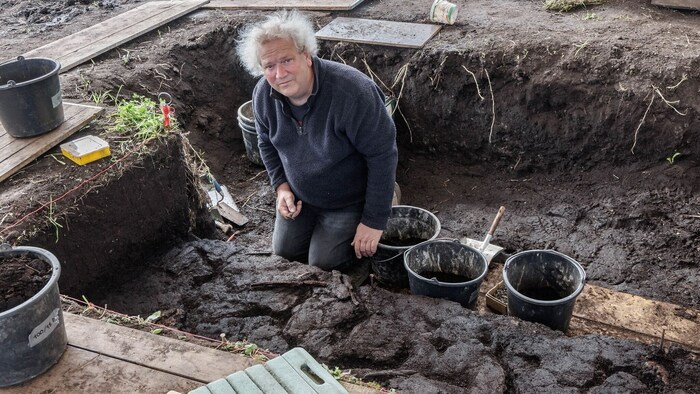 Excavation manager Harald Lübke in an excavation section at Duvenseer Moor