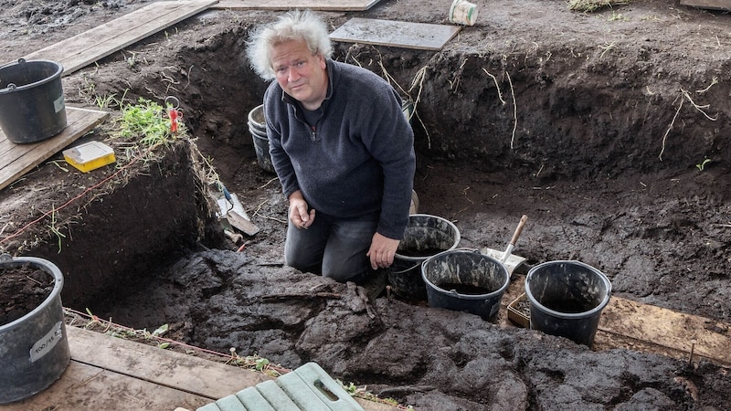 Grabungsleiter Harald Lübke in einem Grabungsabschnitt am Duvenseer Moor (Bild: APA (dpa)/Markus Scholz)