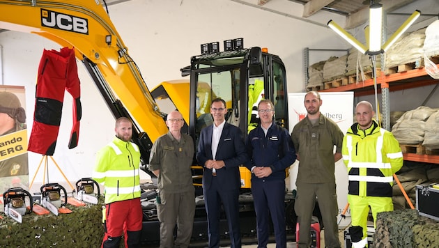 Brigadier Gunther Hessel, Governor Markus Wallner, Provincial Councillor Christian Gantner and Staff Master Raphael Vögel, platoon commander of the engineer platoon, with two soldiers from the engineer platoon. (Bild: Land Vorarlberg /7Pro.tv)