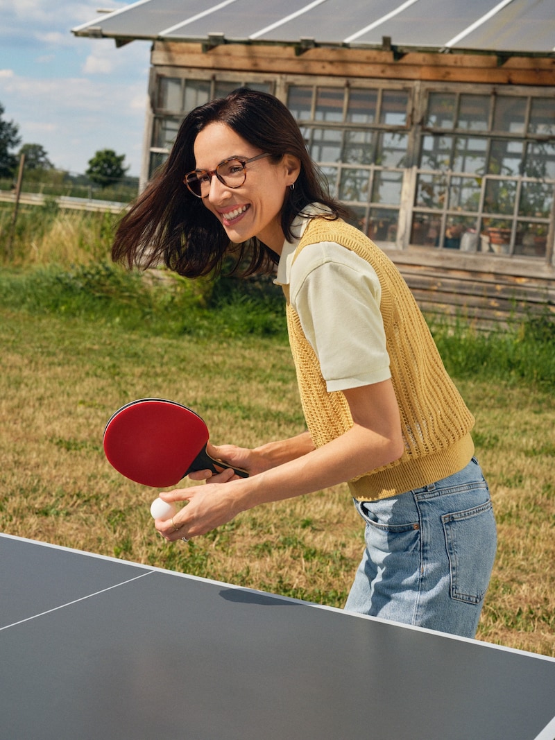 Whether it's the tennis court, marketplace or campsite: you don't have to keep changing your glasses to cope with your varied everyday life. Your varifocals from Fielmann are perfectly tailored to your needs - no matter what you're up to. In short: they are the perfect all-rounder for every day. (Bild: Fielmann)