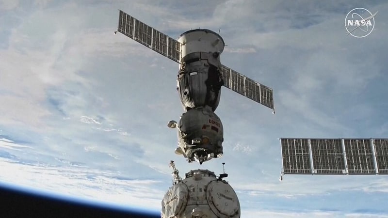 The Soyuz capsule with the three astronauts shortly after undocking from the ISS space station (Bild: kameraOne (Screenshot))