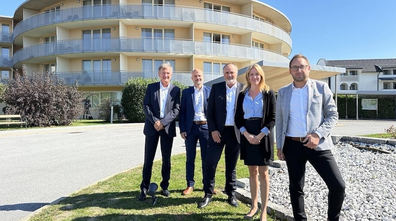 Partnerschaft besiegelt: Werner Cerutti (Landesholding Burgenland), Thomas Meier (GMF-Geschäftsführer), Landeshauptmann Hans Peter Doskozil, Manuela Klawatsch (Allegria Resort) und Bürgermeister Jürgen Dolesch.  (Bild: Schulter Christian)