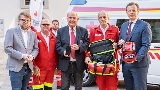 SPÖ-Klubobmann Hannes Schwarz (li.), RK-Präsident Siegfried Schrittwieser (Mitte) und Gesundheitslandesrat Karlheinz Kornhäusl (ÖVP) bei der Präsentation. (Bild: LandSteiermark/Binder)