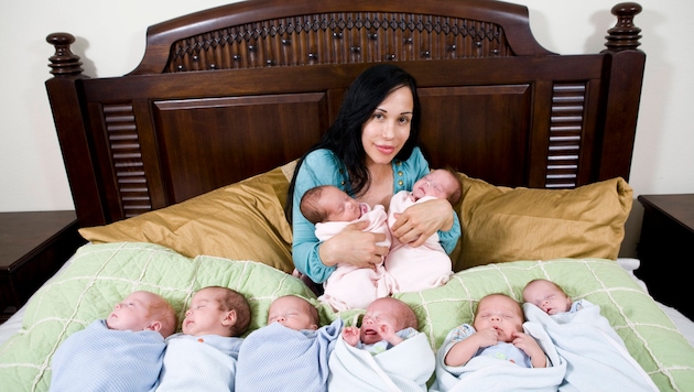 Nadya Suleman in 2009 with her newborn octuplets. Now she is a grandmother. (Bild: www.viennareport.at/Nancy Pastor / Polaris)