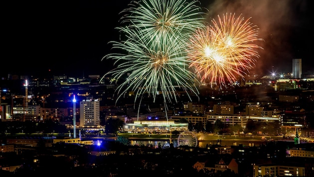 Twice a year, during the Urfahranermarkt, the night sky in Linz lights up thanks to fireworks - and if Mario Hofer has his way, this will happen again on New Year's Eve. (Bild: Dostal Harald)