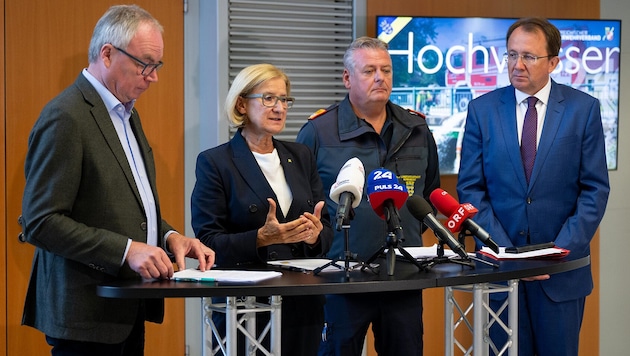 Provincial Vice Governor Pernkopf, Provincial Governor Mikl-Leitner, Provincial Fire Brigade Commander Fahrafellner, St. Pölten's Mayor Stadler. (Bild: NLK/Pfeffer)