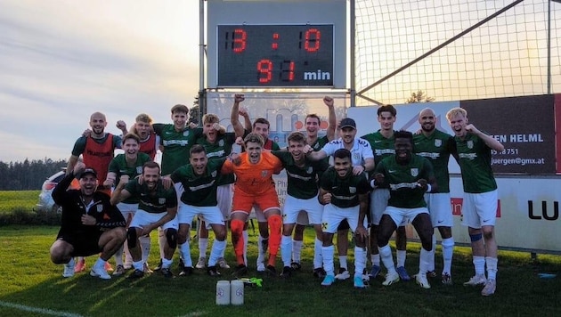 Taiskirchen celebrate after the 3:0 win against Kallham. (Bild: zVg)