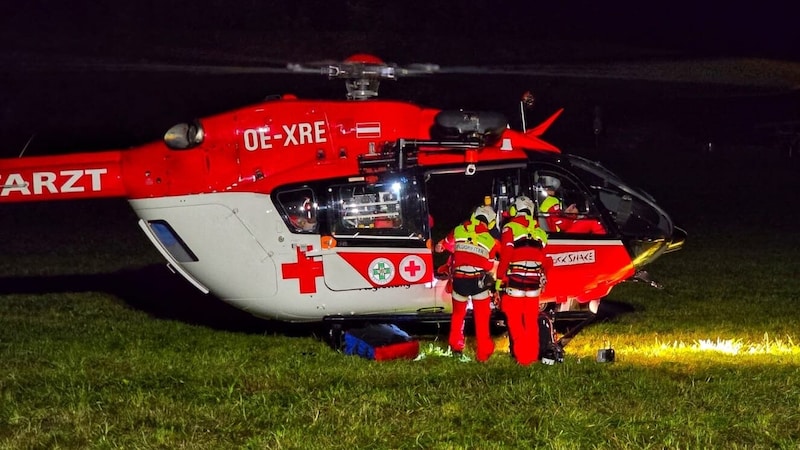 Rettungshelikopter beim Einsatz (Bild: Bergrettung Salzburg)