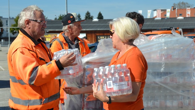 Auf dem Klagenfurter Messegelände wird Trinkwasser ausgegeben. (Bild: Fister Katrin)