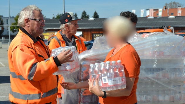 Drinking water is distributed at the Klagenfurt exhibition grounds. (Bild: Fister Katrin/Fister Katrin, Krone KREATIV)