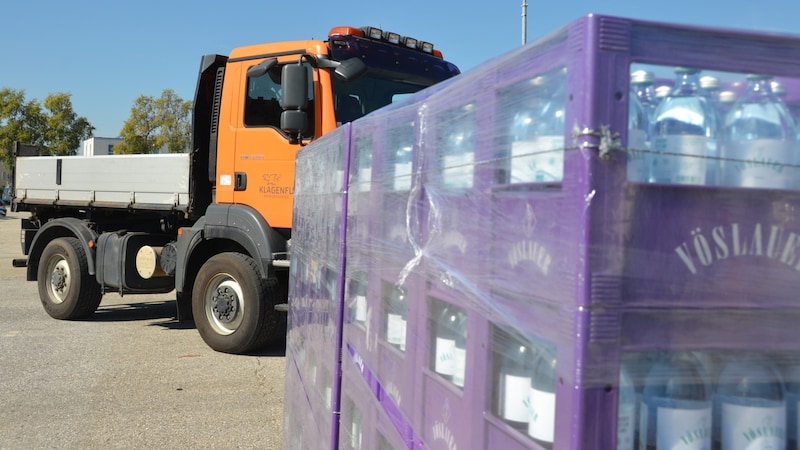 8000 liters of mineral water were ordered for distribution. (Bild: Fister Katrin)