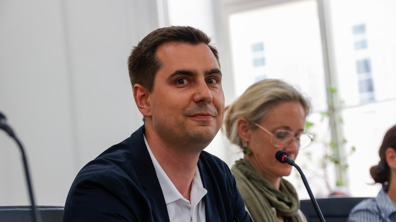 Simon Heilig-Hofbauer (Grüne) ist überzeugt: „Kurzzeitvermietung, wie im Gesetz und der Rechtssprechung definiert, ist in keinem der angeführten Projekte möglich!“ (Bild: Tschepp Markus)