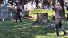 Samstagmittag musste die Polizei im Linzer Volksgarten nach einer Messerattacke eingreifen. (Bild: zVg, Krone KREATIV)