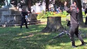 Der Polizist sicherte beim Stelzhamer-Denkmal den Angreifer mit gezogener Dienstwaffe.