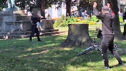 Samstagmittag musste die Polizei im Linzer Volksgarten nach einer Messerattacke eingreifen. (Bild: zVg, Krone KREATIV)