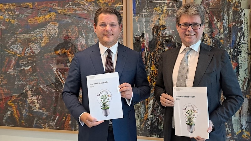 Im Oman-Saal der Uni von Klagenfurt  präsentierten Minister Martin Polaschek (rechts) und uniko-Präsident Oliver Vitouch (links am Bild) den Universitätsbericht 2021-2023. (Bild: Christina Natascha Kogler)