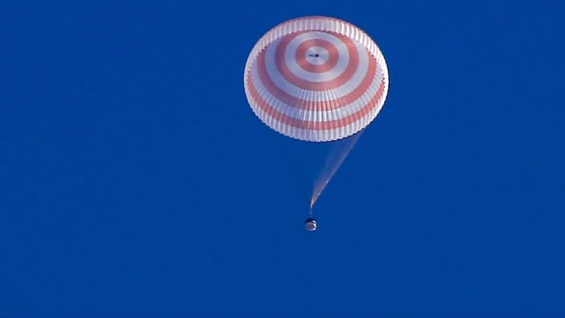 Die Sojus-Kapsel kurz vor dem Aufsetzen in der Steppe in Kasachstan (Bild: Russian Space Agency Roscosmos)